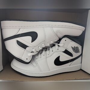 Air Jordan Mid Men's Black and White Sneakers 10US Mens 11.5 Womens